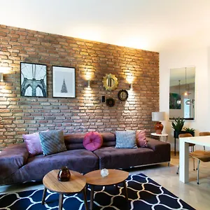 Spacious 3br With Ac In Living Room, 2 Balconies Kraków